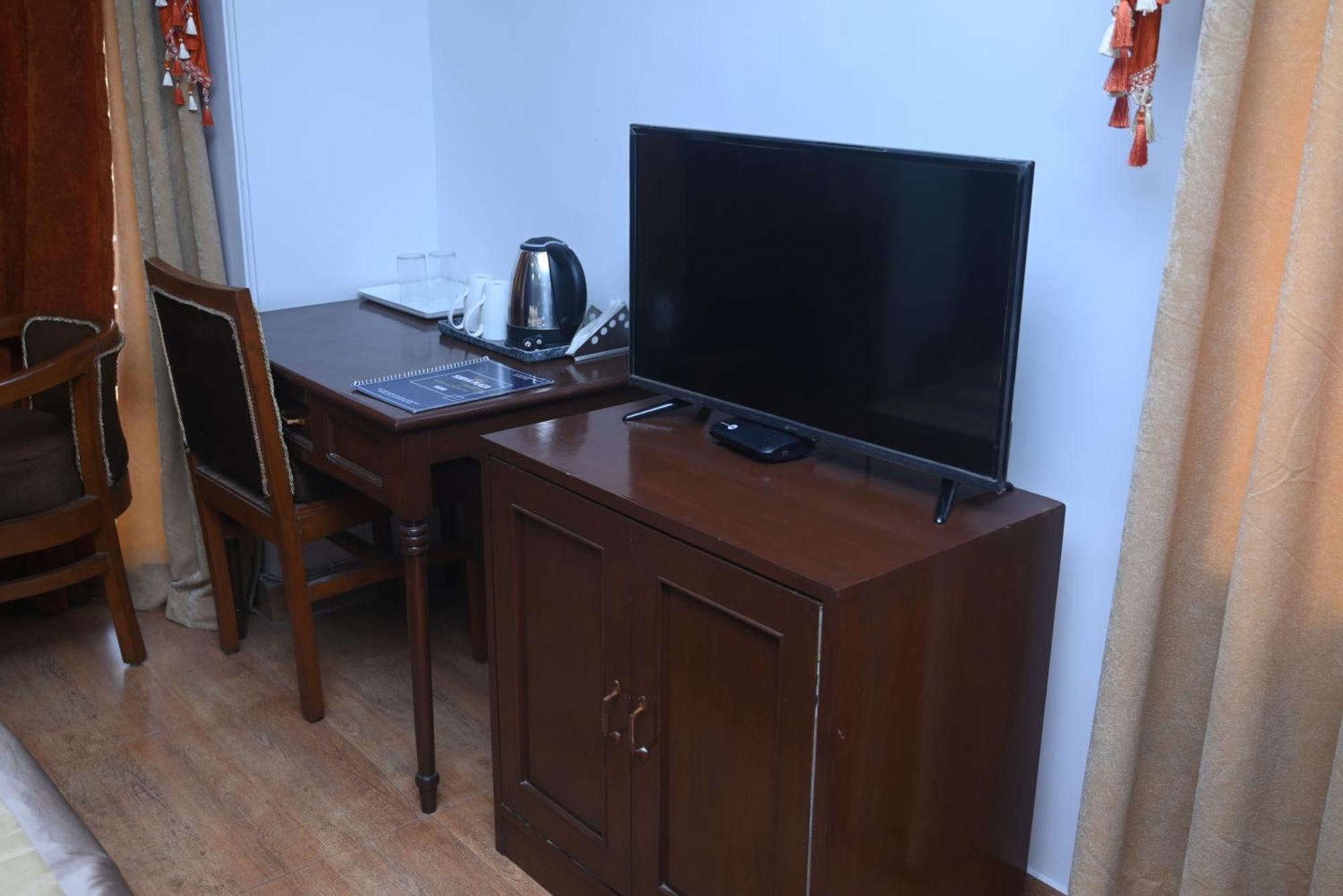 Hotel Surya Plaza Kotdwāra Екстериор снимка