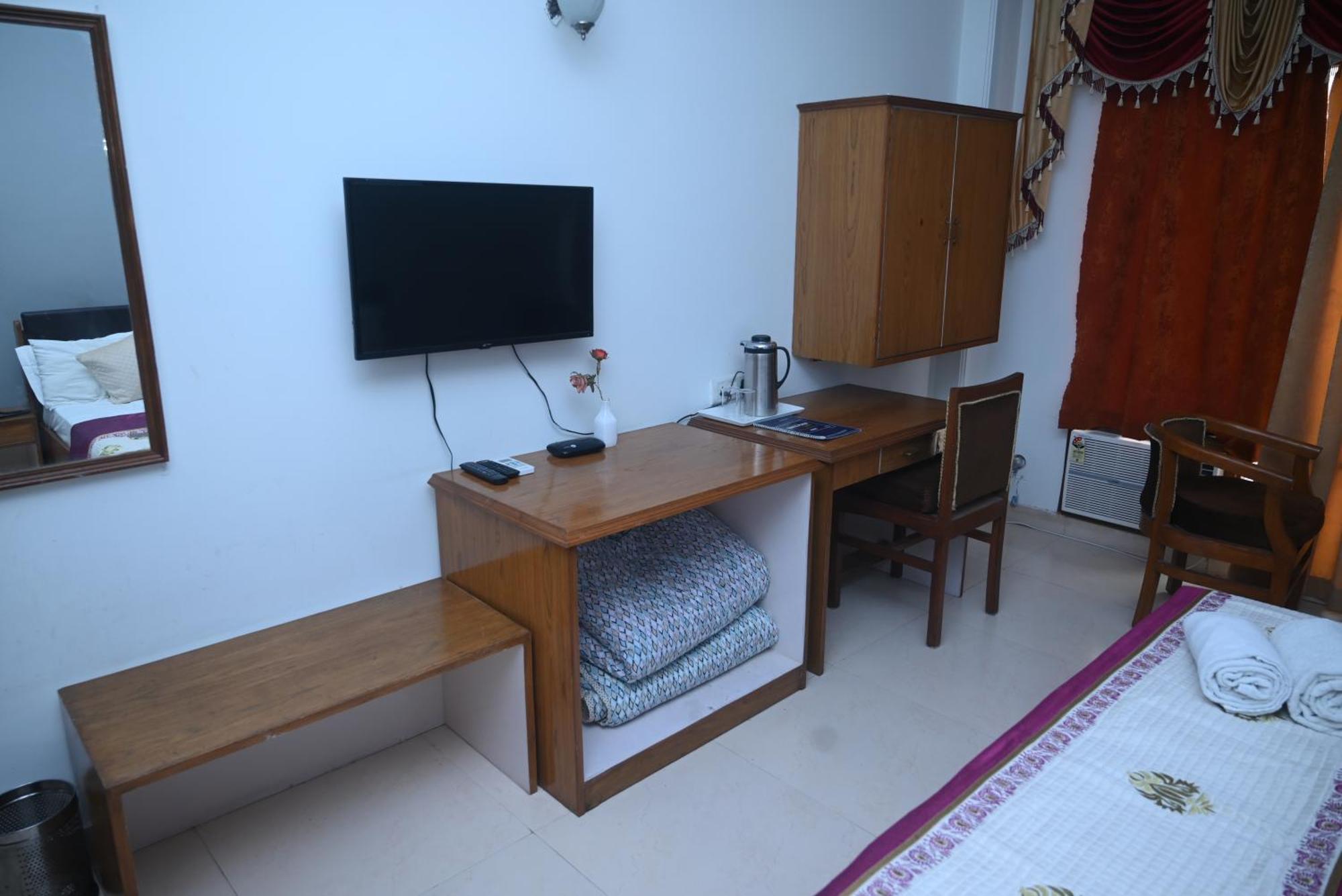 Hotel Surya Plaza Kotdwāra Екстериор снимка
