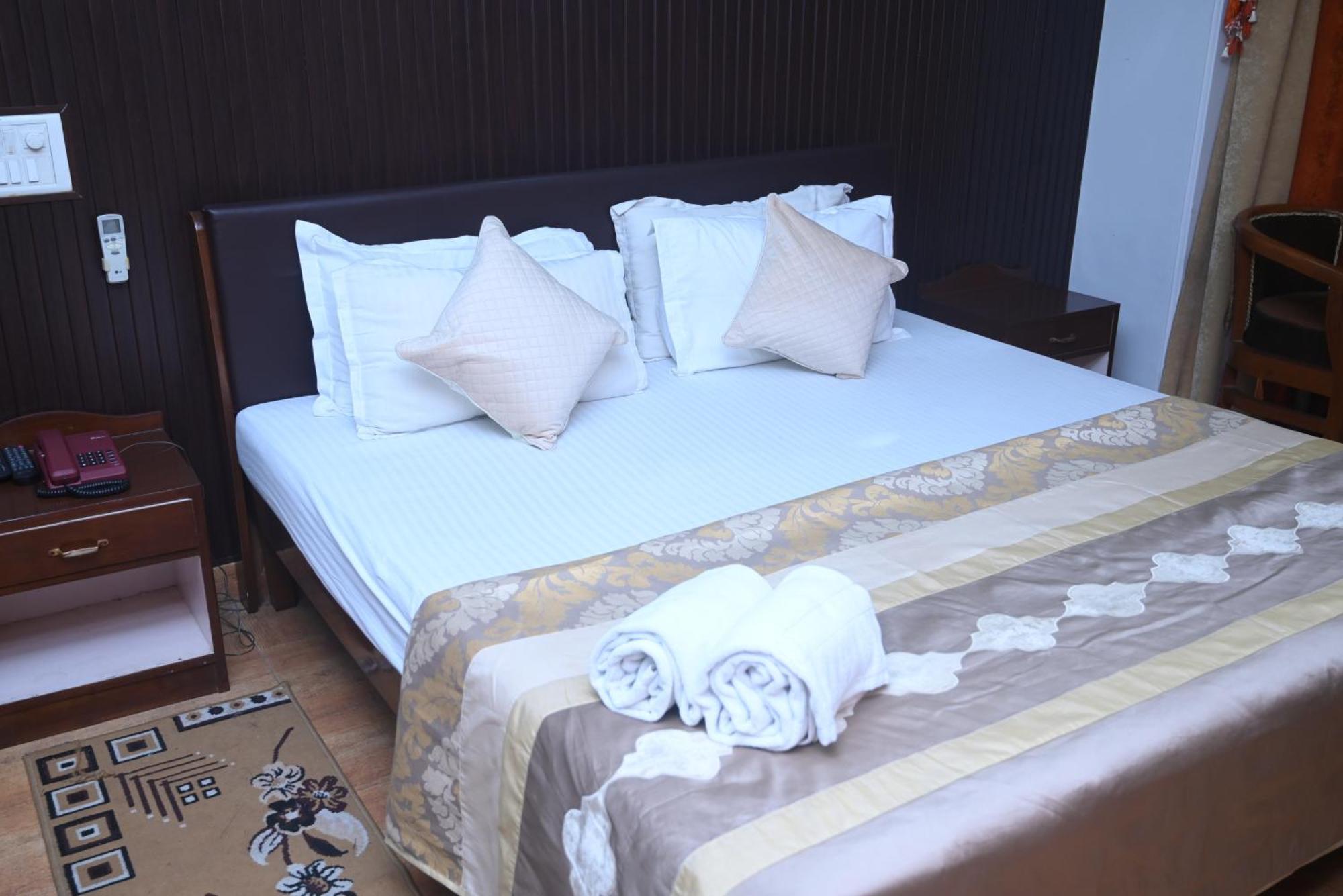 Hotel Surya Plaza Kotdwāra Екстериор снимка