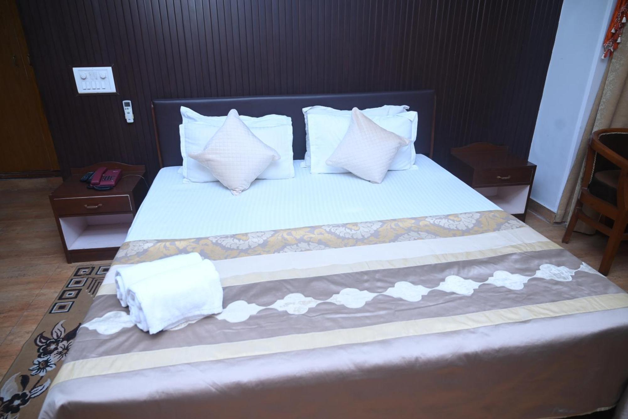 Hotel Surya Plaza Kotdwāra Екстериор снимка
