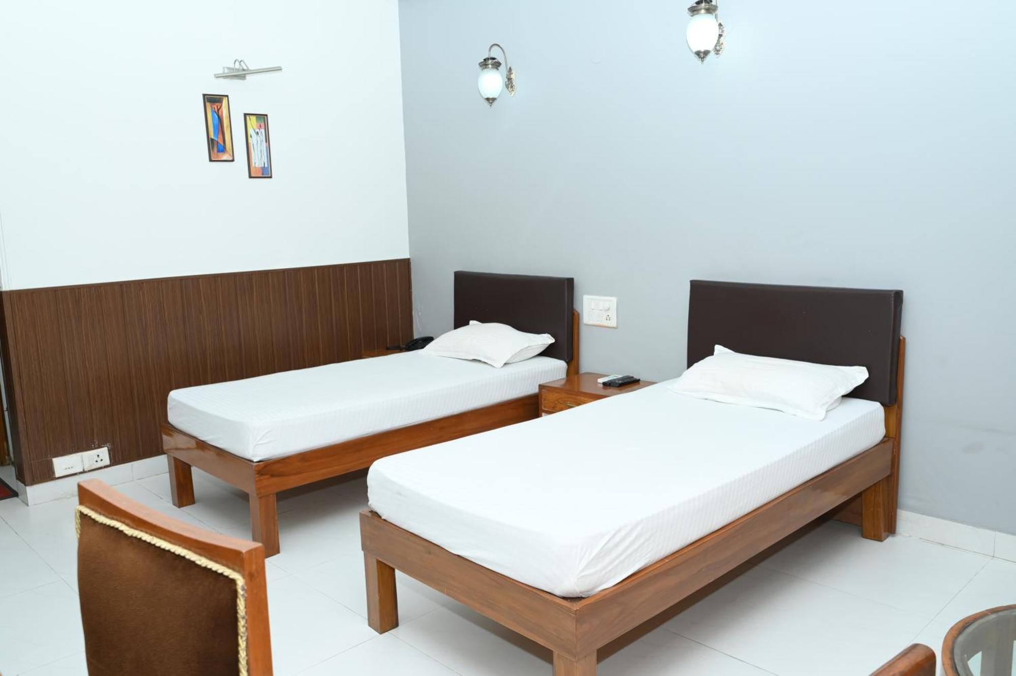 Hotel Surya Plaza Kotdwāra Екстериор снимка