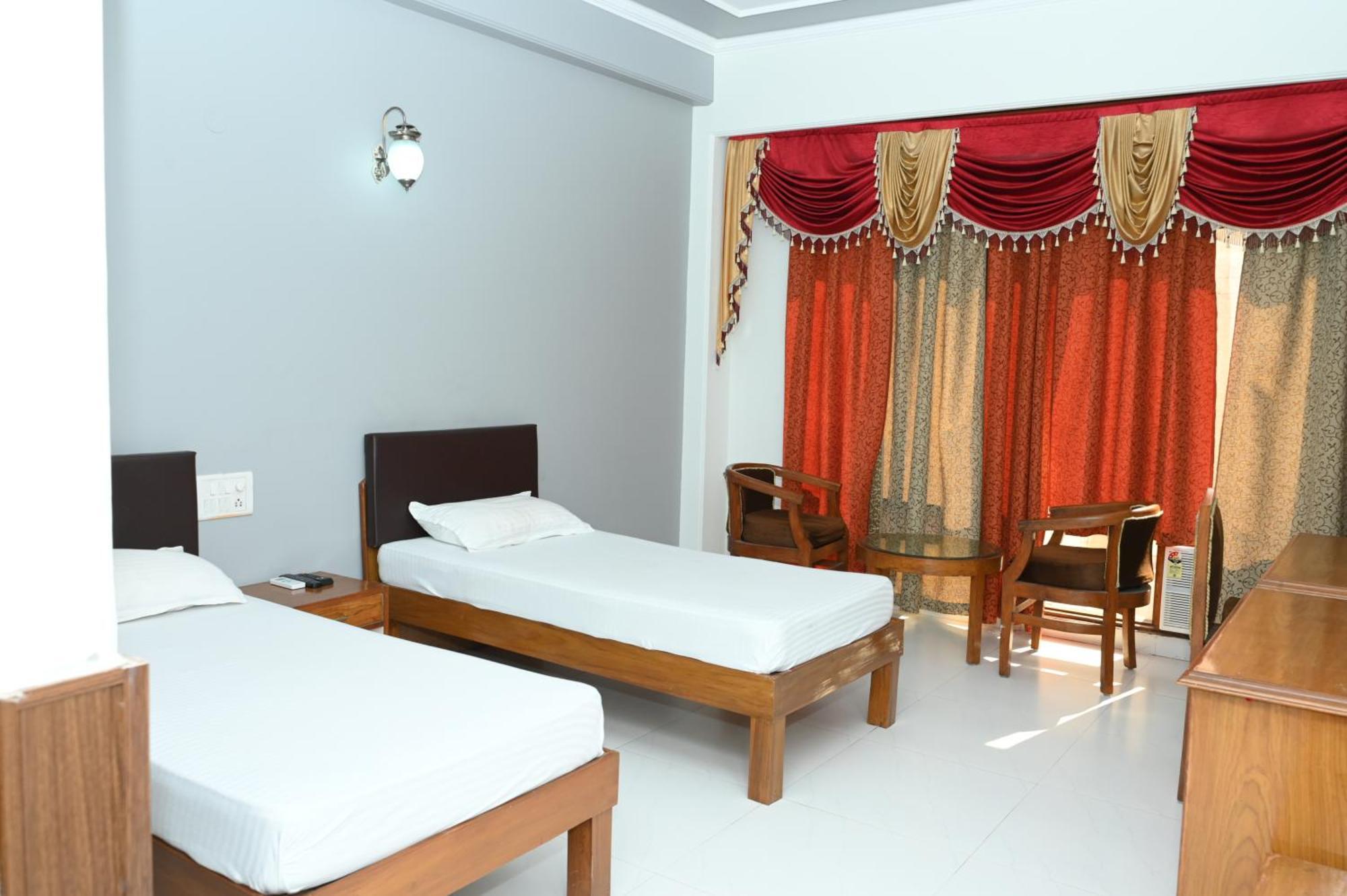 Hotel Surya Plaza Kotdwāra Екстериор снимка
